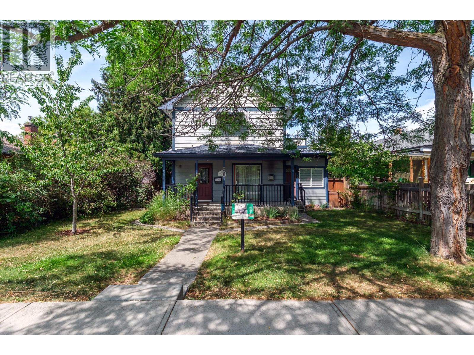 822 Lawrence Avenue