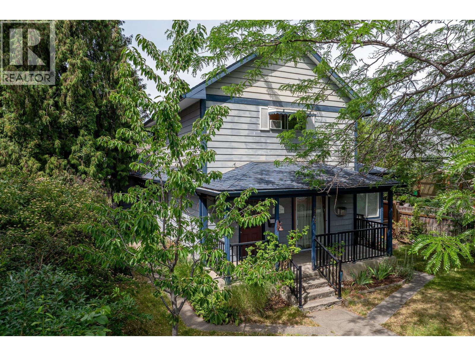 822 Lawrence Avenue