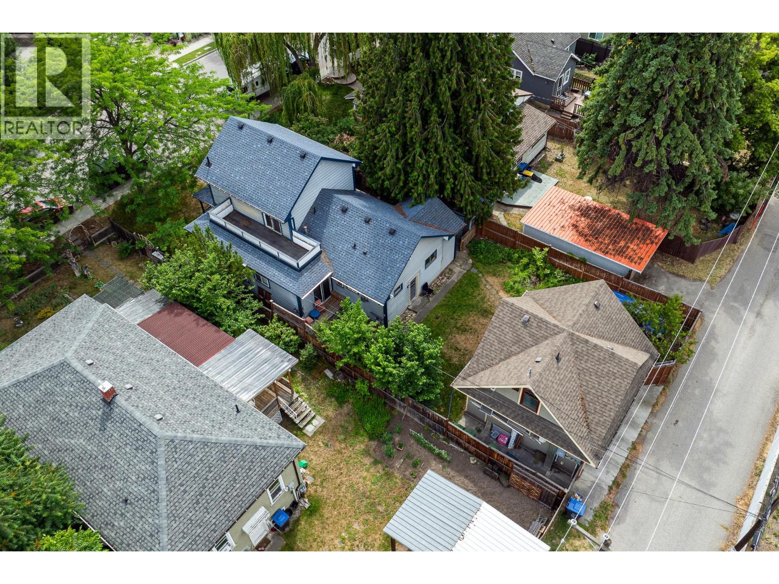 822 Lawrence Avenue