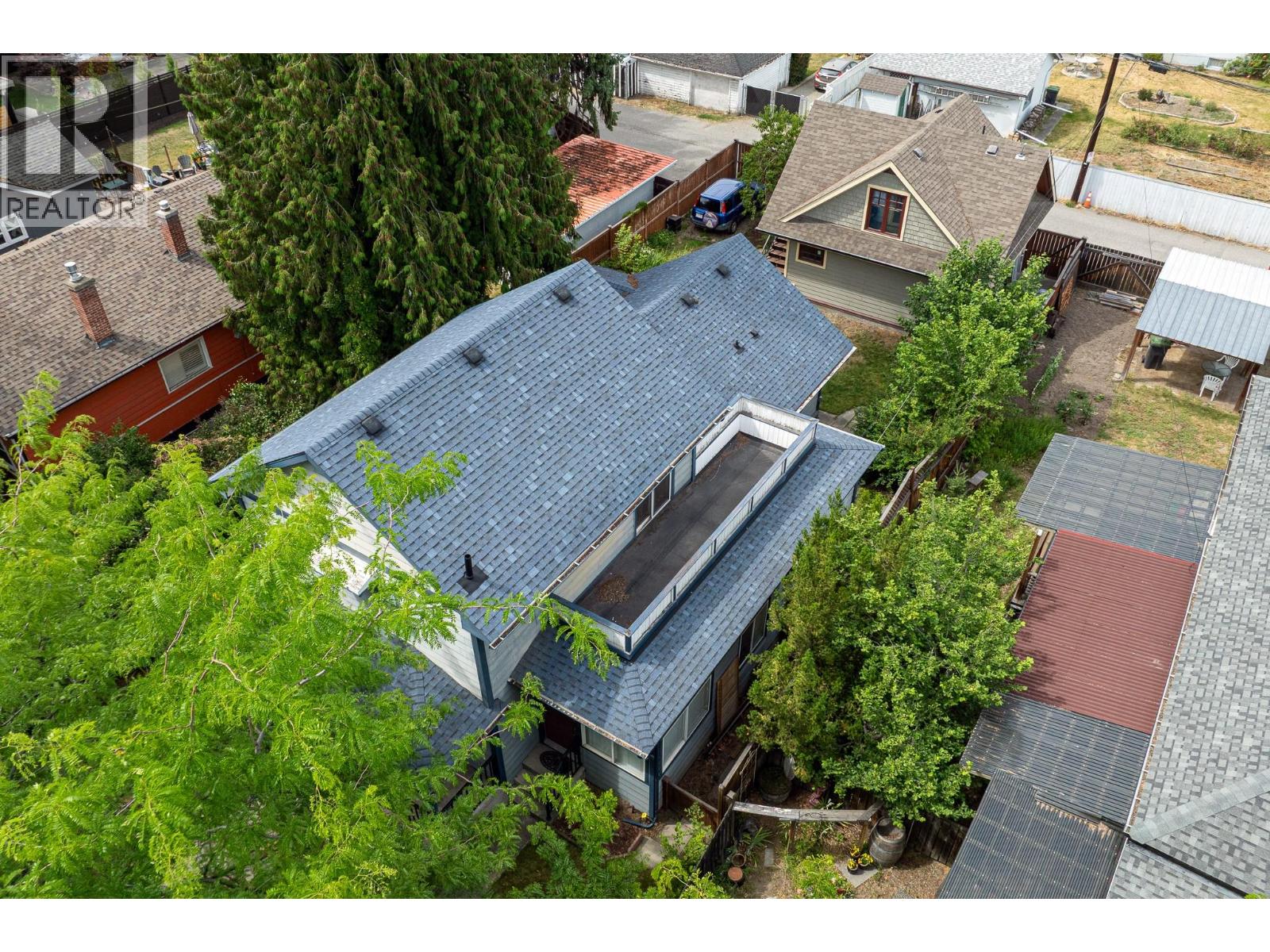 822 Lawrence Avenue