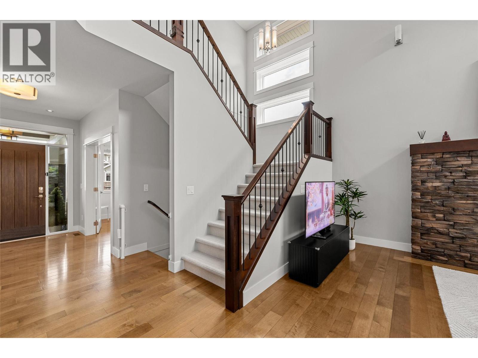 453 Lakepointe Drive