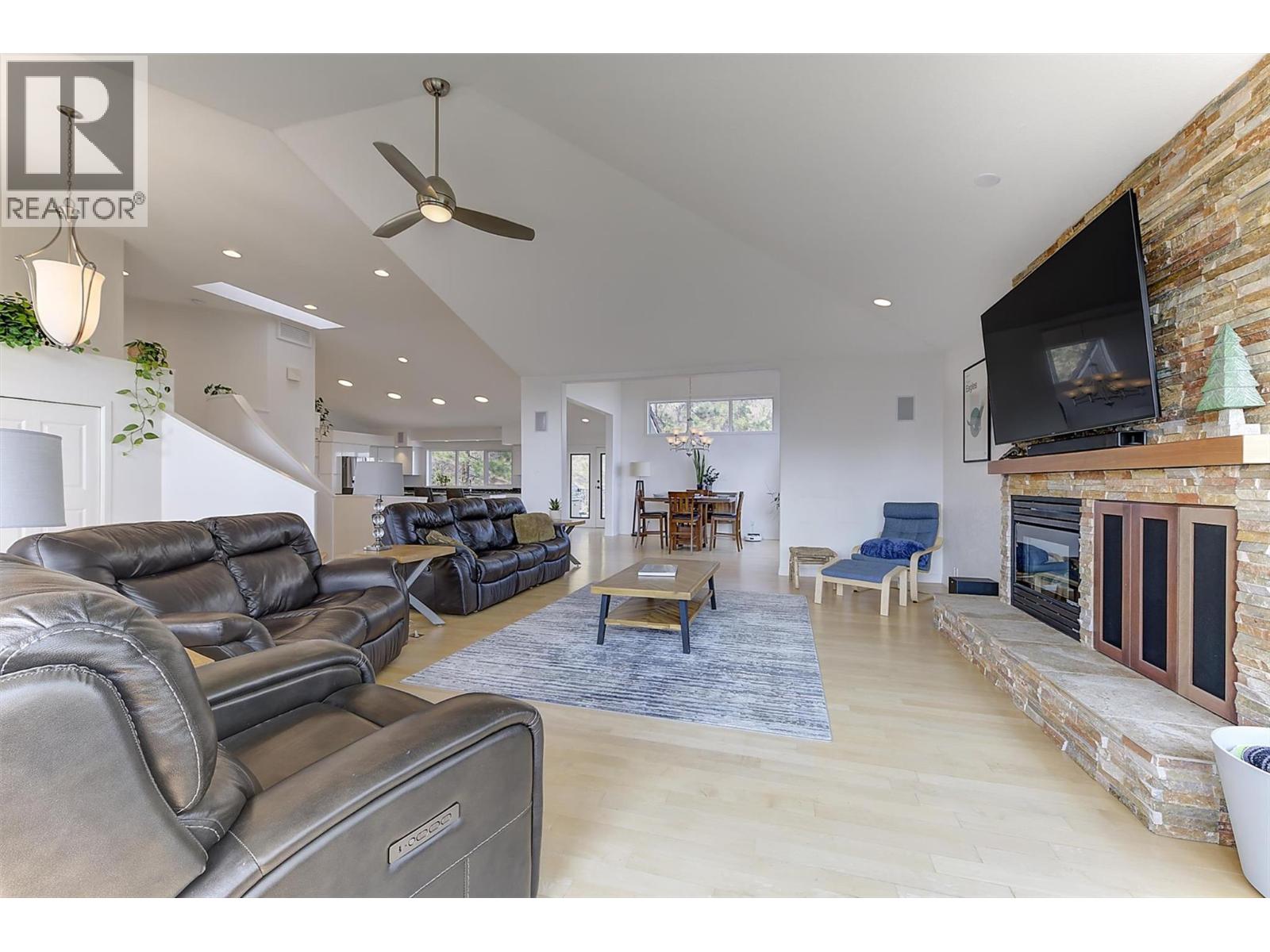 2296 Lillooet Crescent