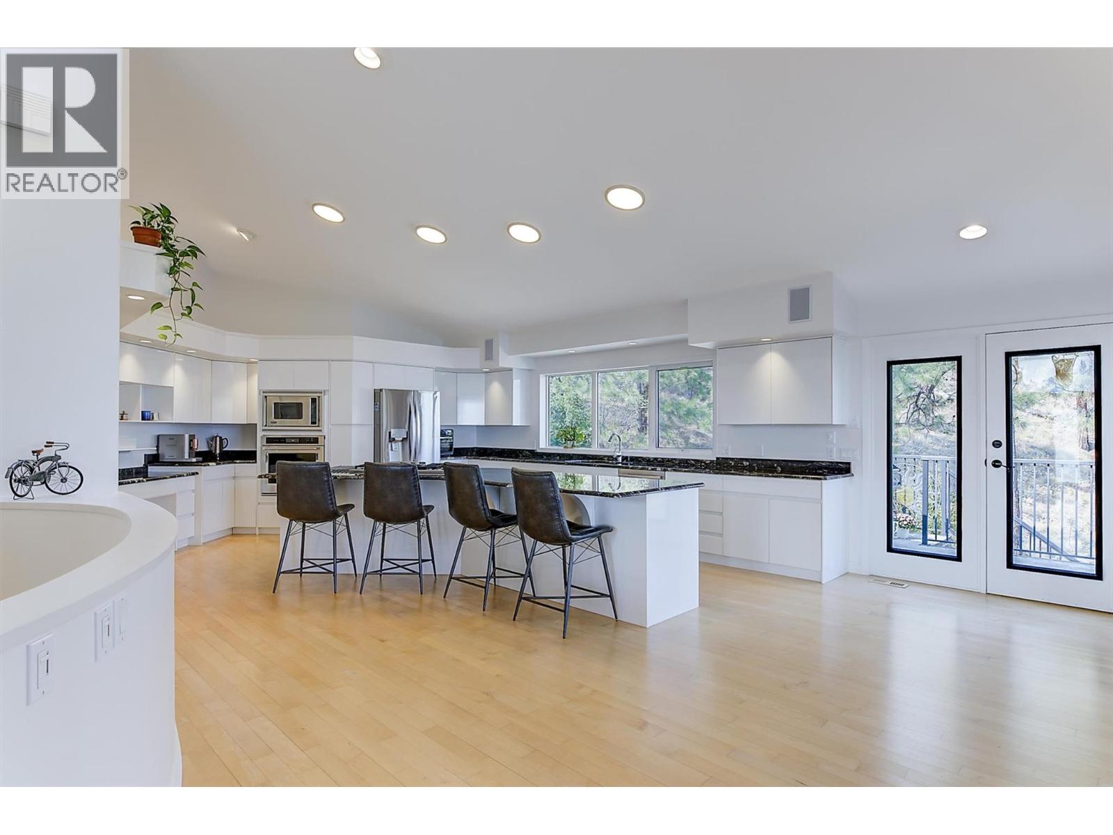 2296 Lillooet Crescent