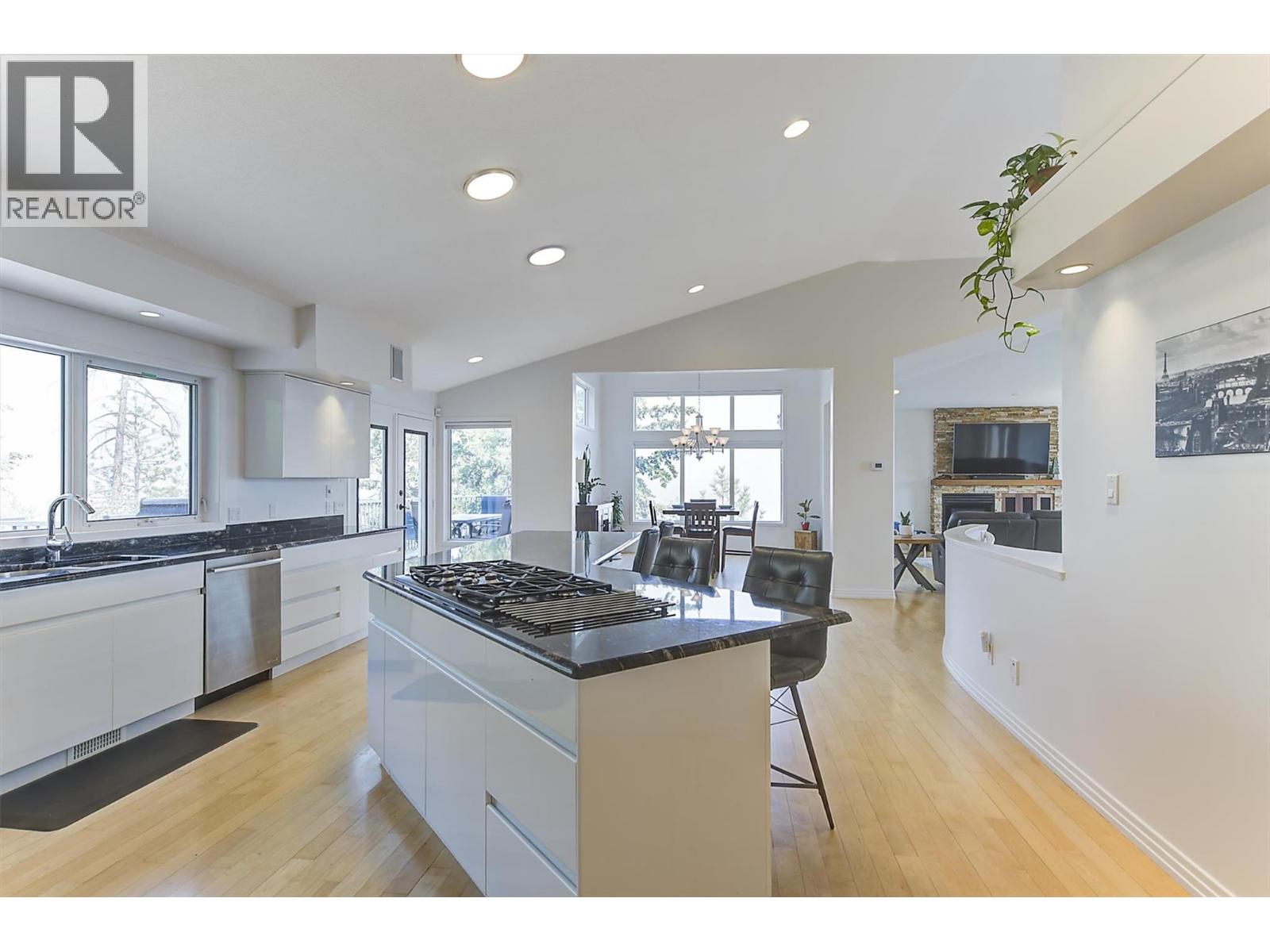 2296 Lillooet Crescent
