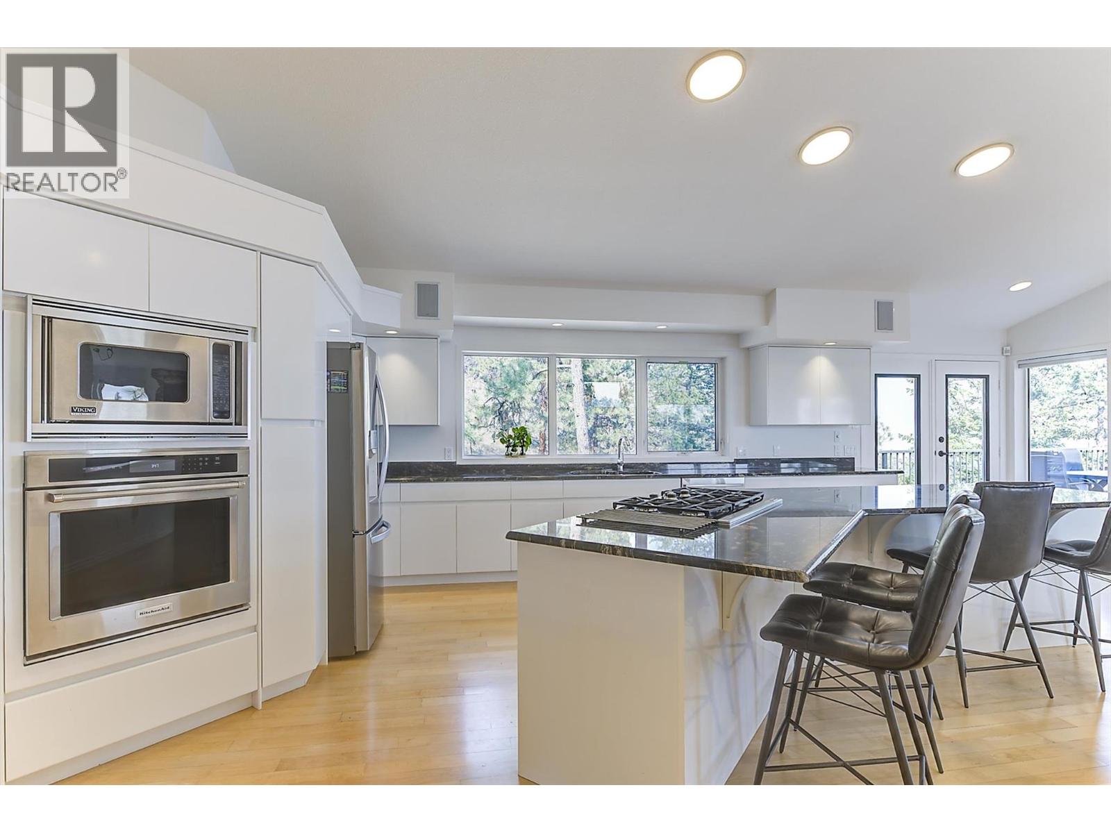 2296 Lillooet Crescent