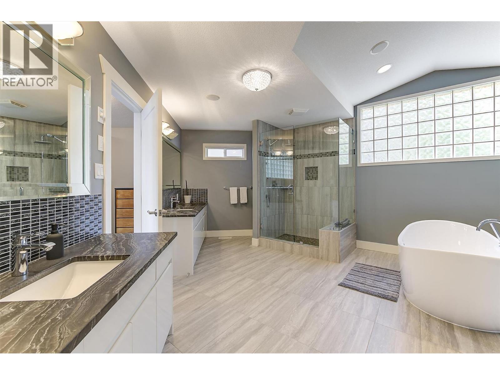2296 Lillooet Crescent