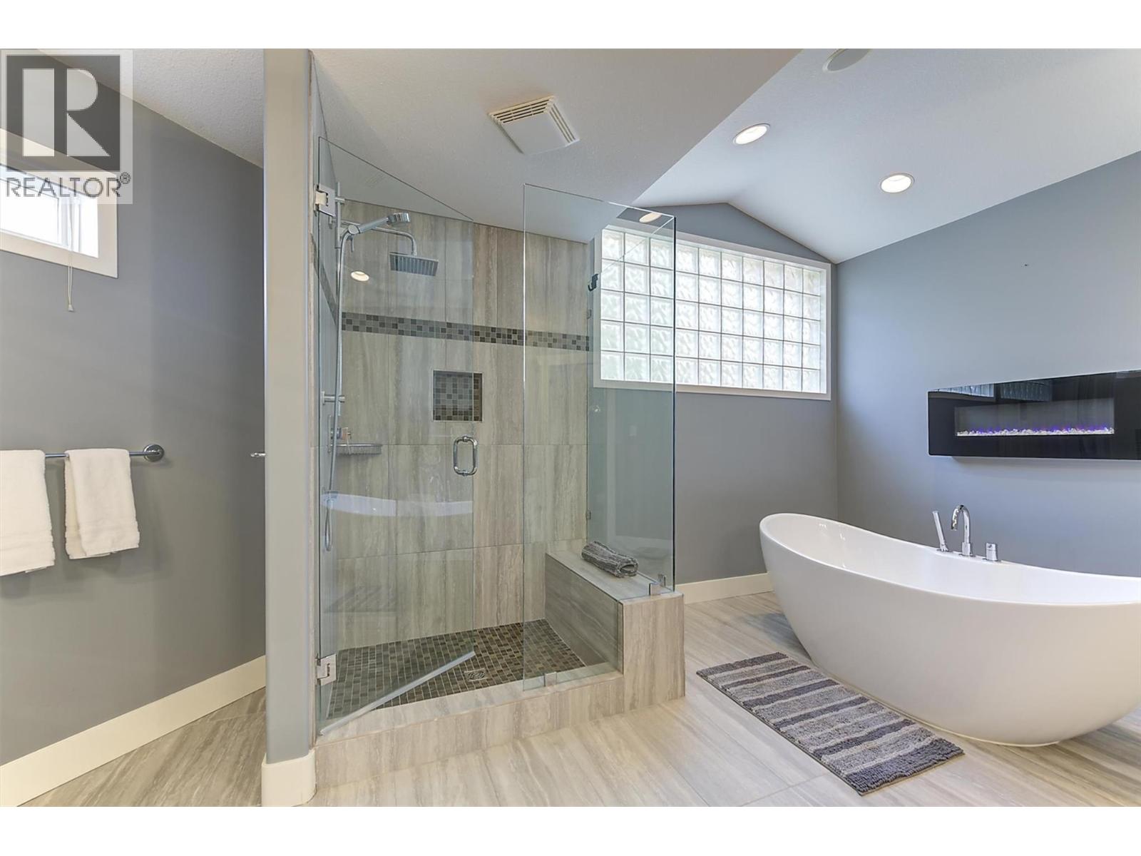 2296 Lillooet Crescent