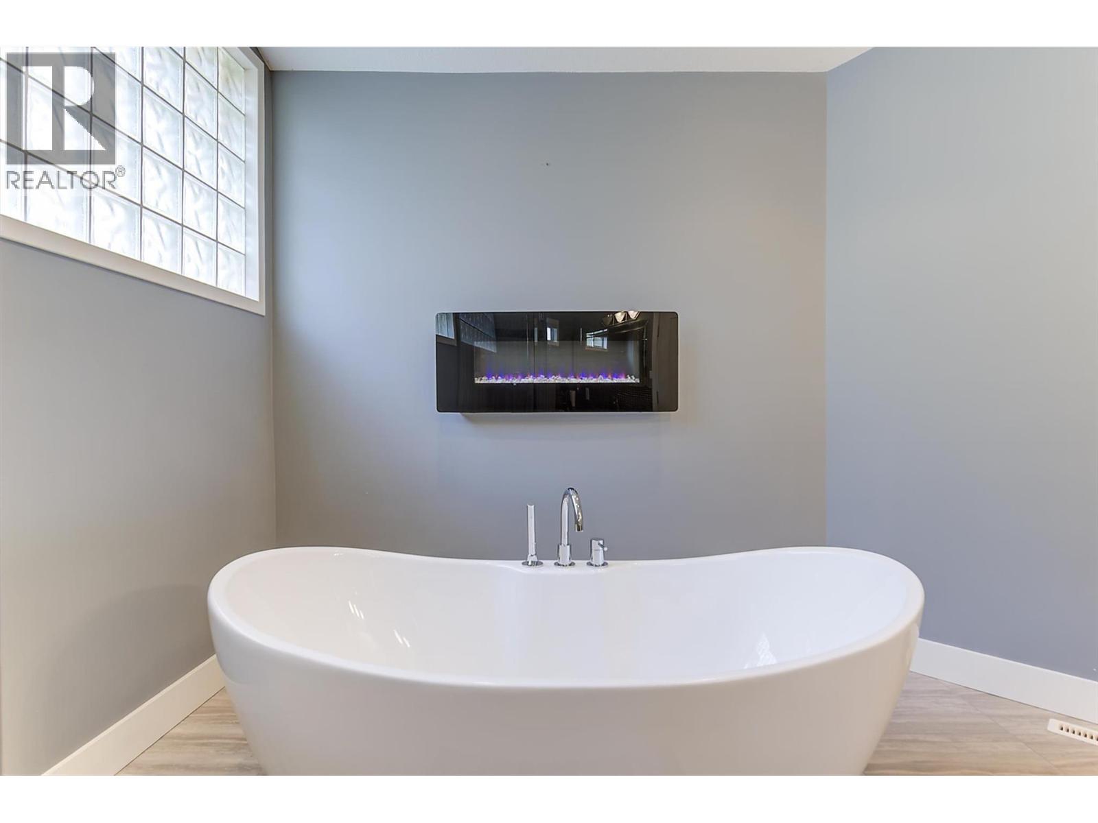2296 Lillooet Crescent