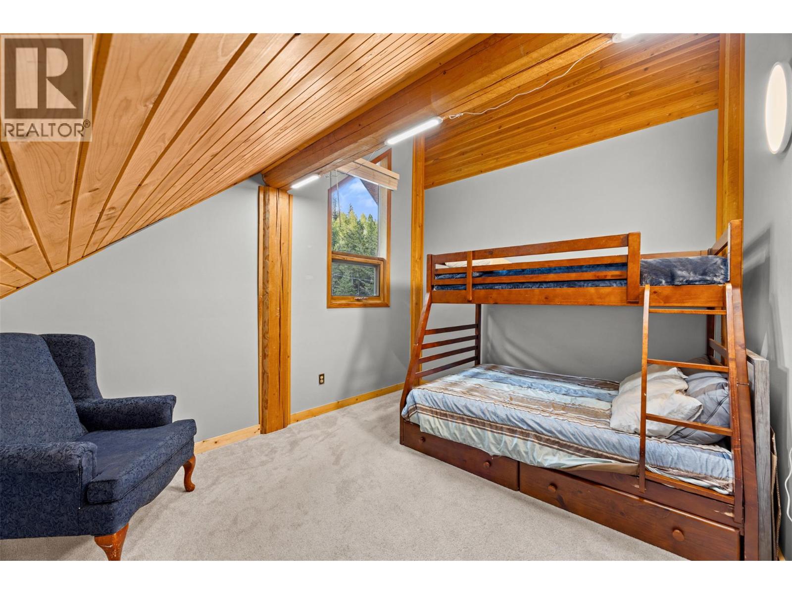 10737 Highway 33 E
