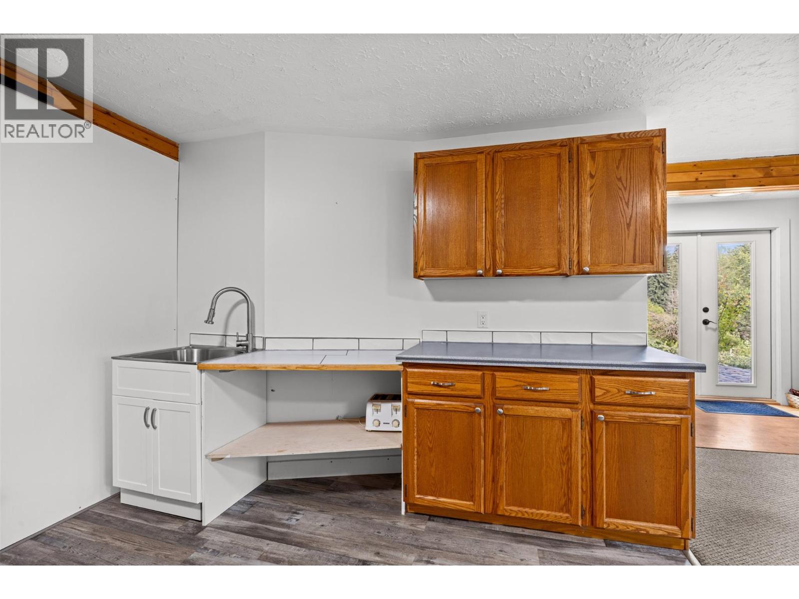 10737 Highway 33 E