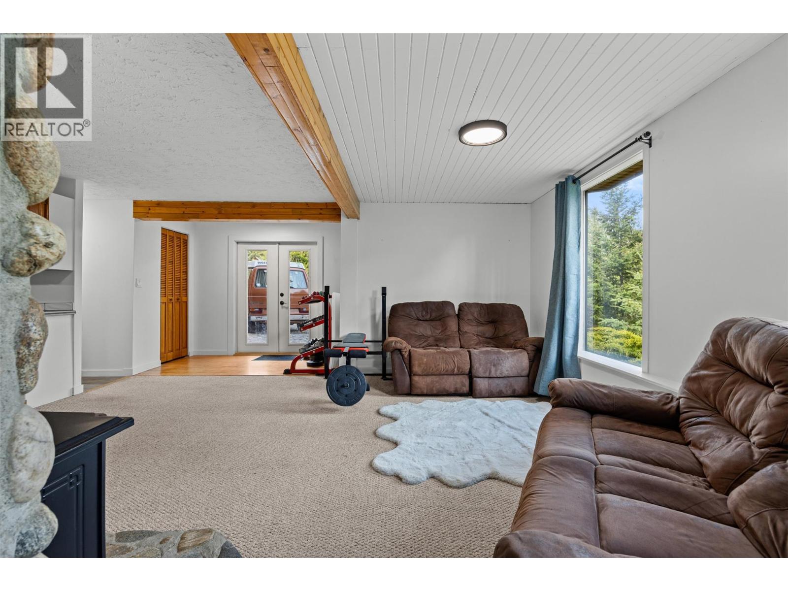 10737 Highway 33 E