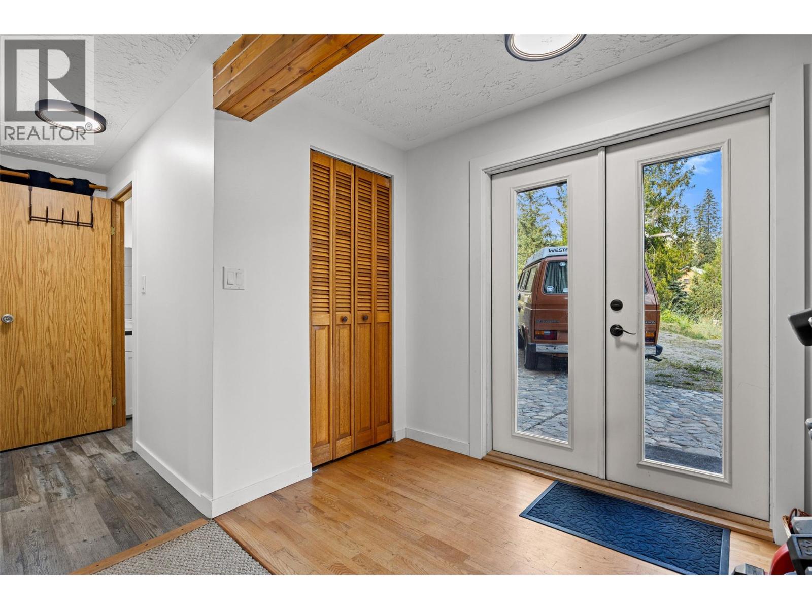 10737 Highway 33 E
