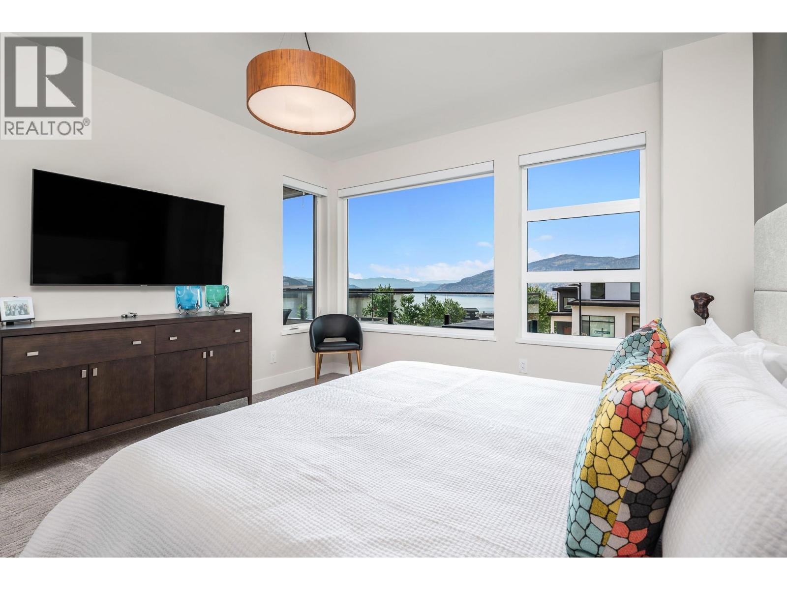 9839 Beacon Hill Crescent