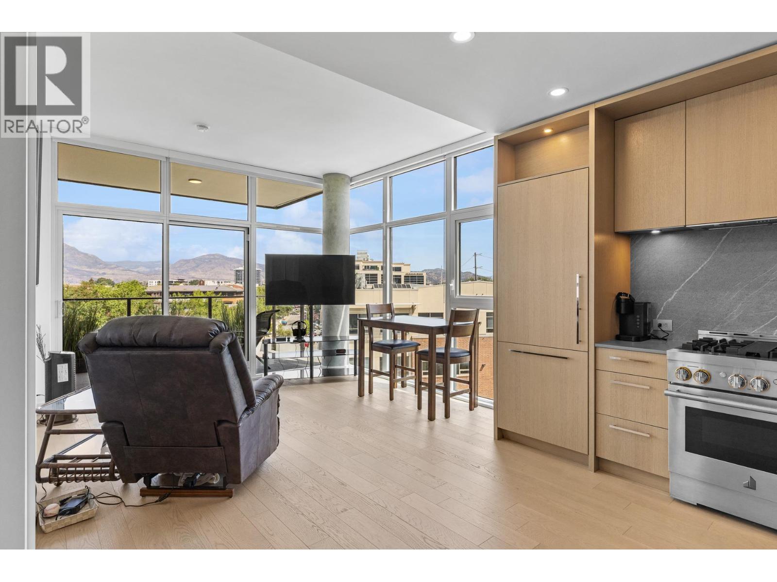 3389 Lakeshore Road Unit# 407