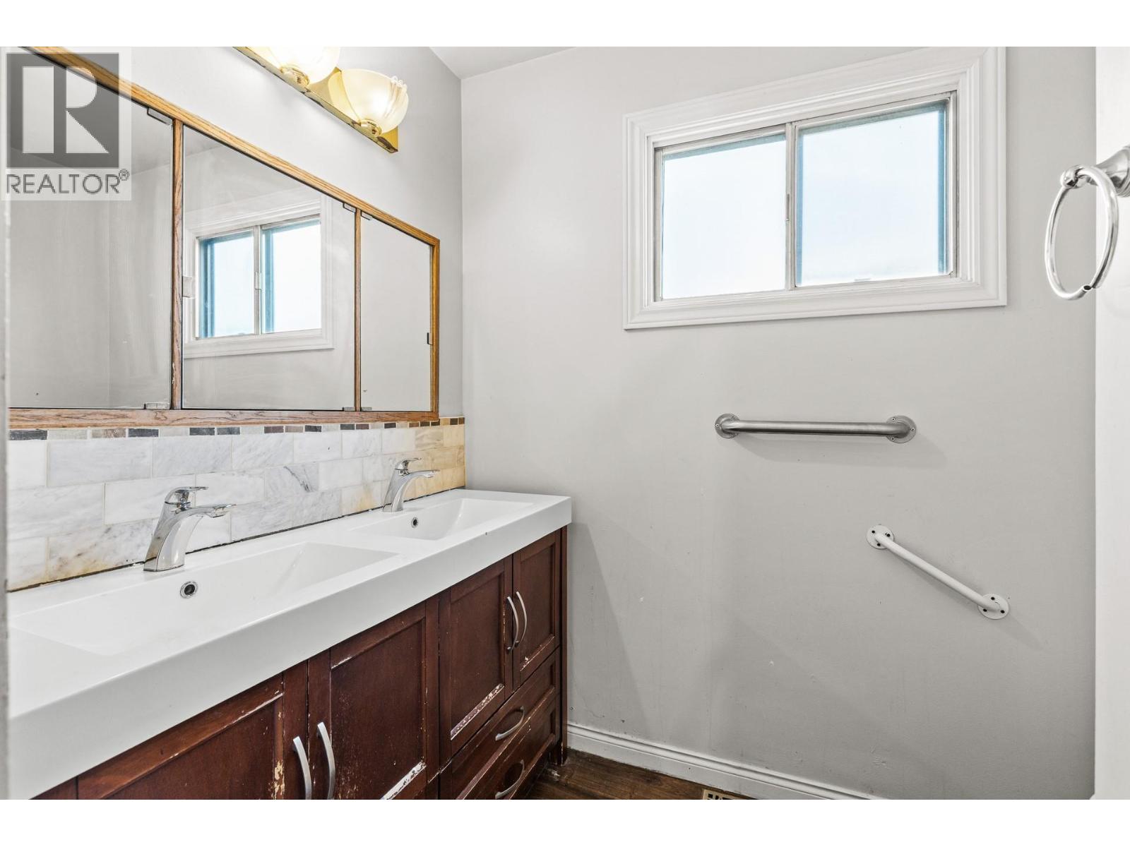 925 Sutherland Avenue