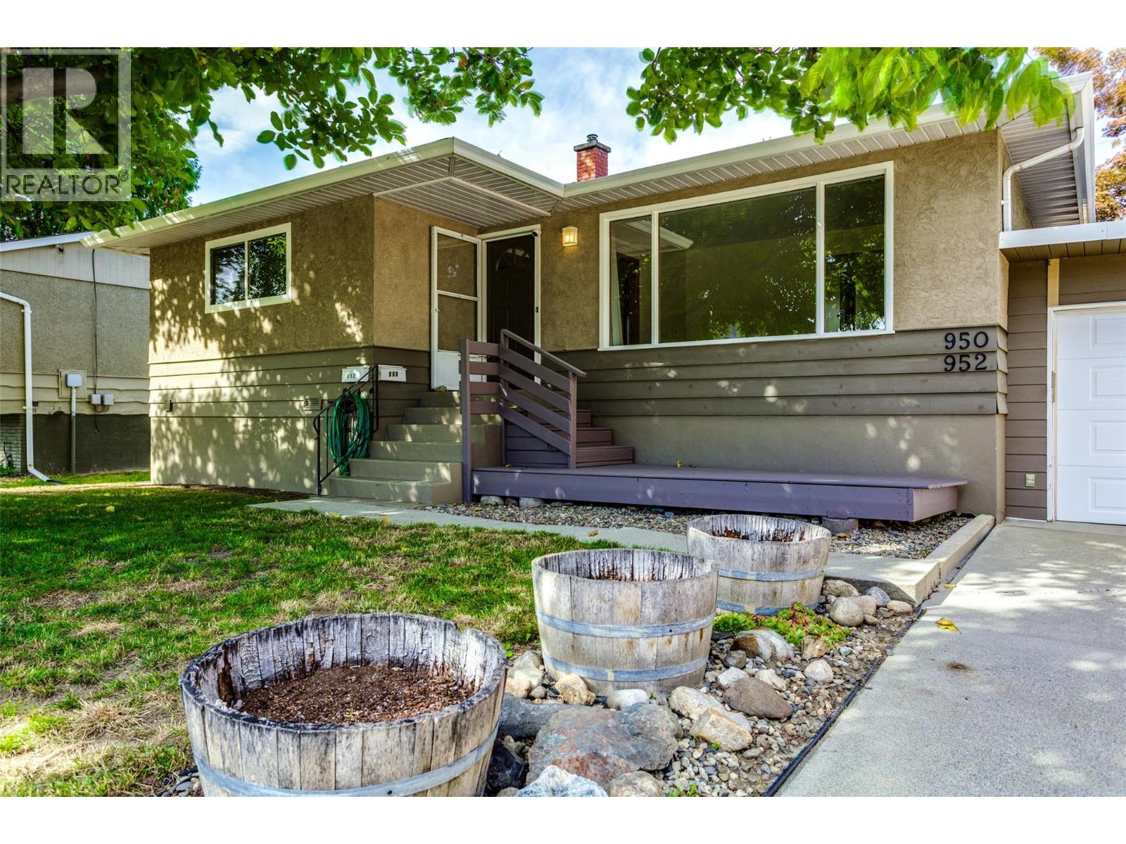 950 & 952 Stockwell Avenue