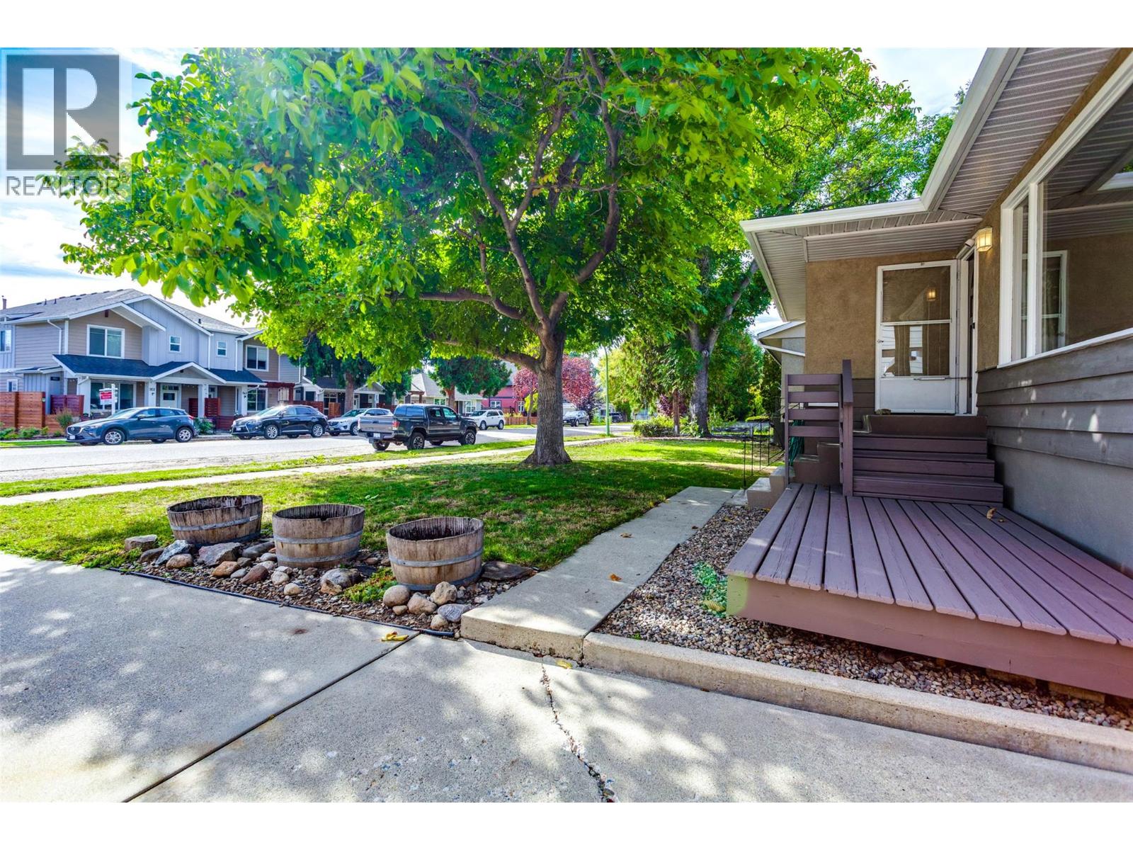 950 & 952 Stockwell Avenue