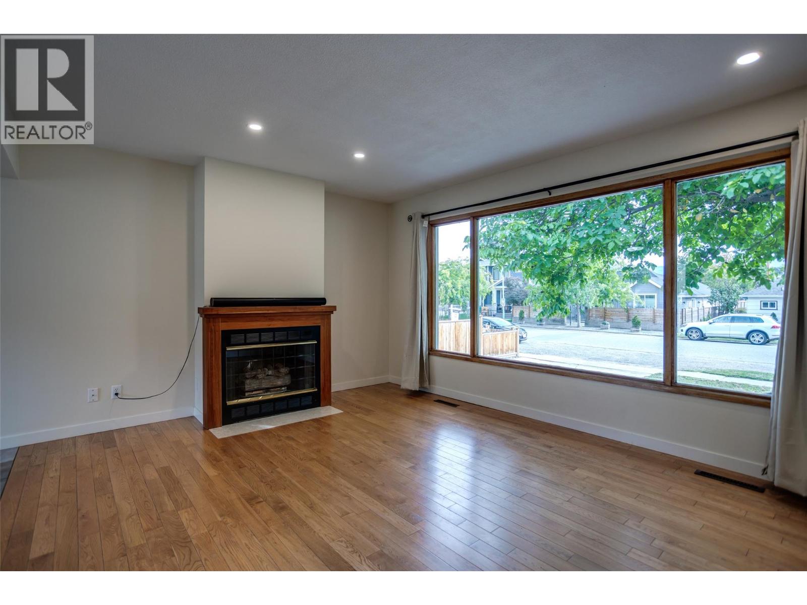 950 & 952 Stockwell Avenue