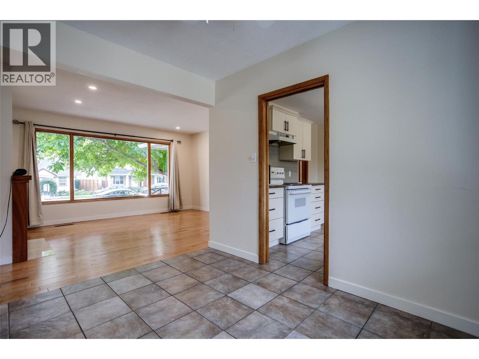950 & 952 Stockwell Avenue