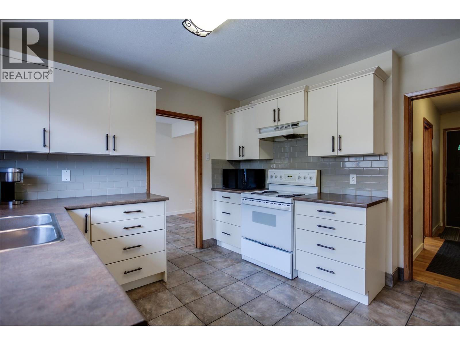 950 & 952 Stockwell Avenue