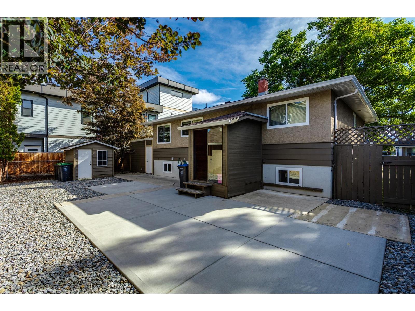 950 & 952 Stockwell Avenue