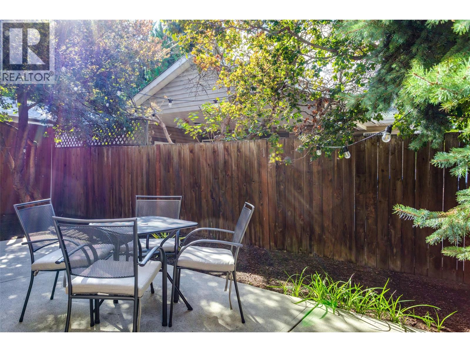 950 & 952 Stockwell Avenue