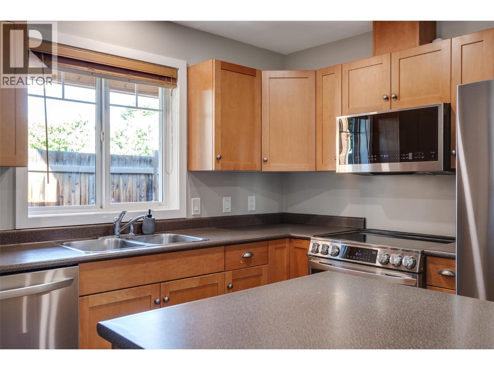 950 & 952 Stockwell Avenue