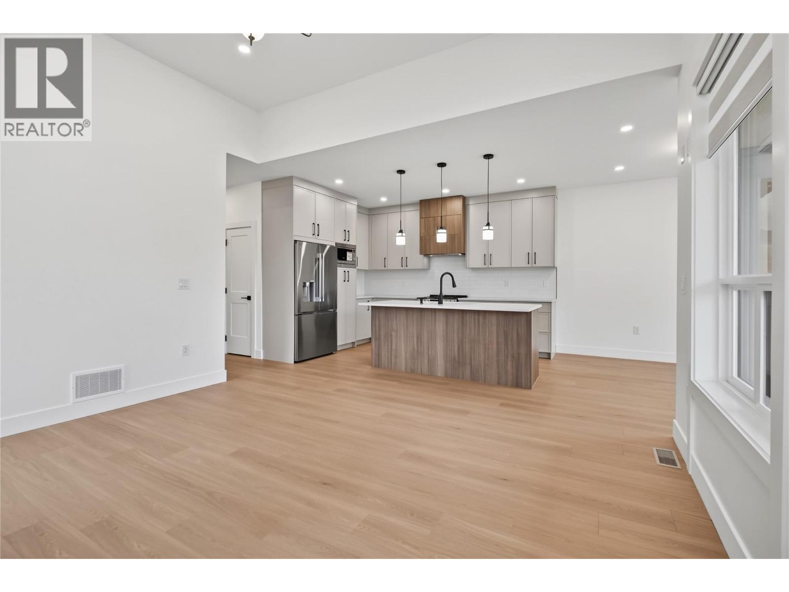 302 Sumac Road W