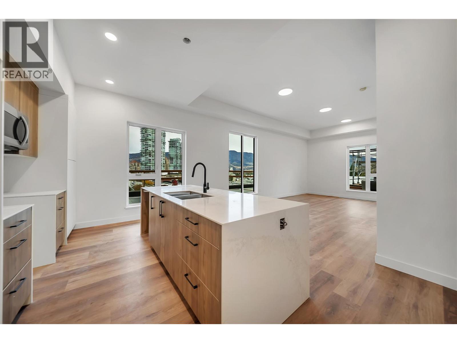 647 Clement Avenue Unit# 611
