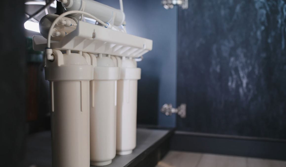 Under-sink reverse osmosis water filtration system with multiple cartridges.