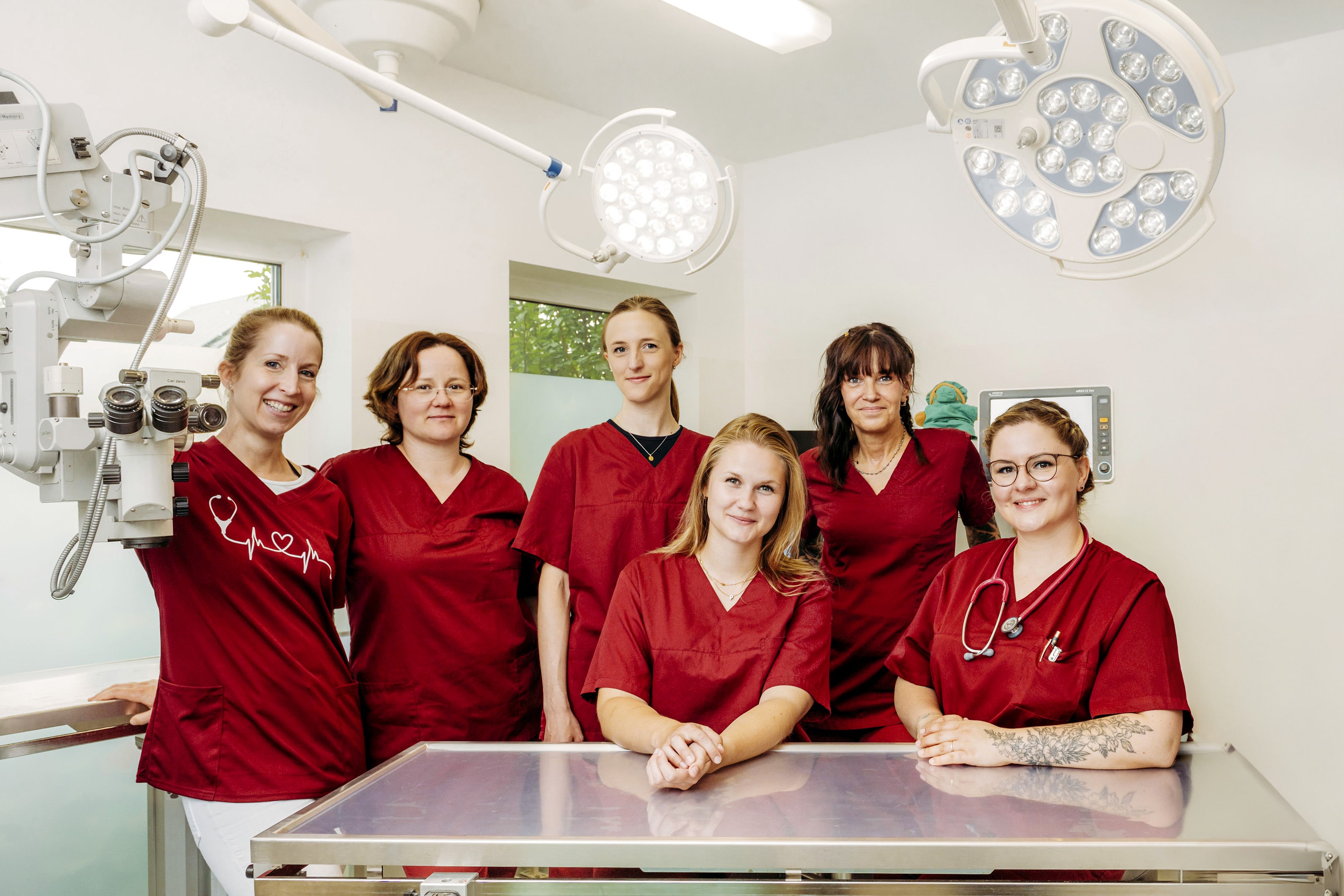Teamfoto der Tierarztpraxis am Wildrosengehölz