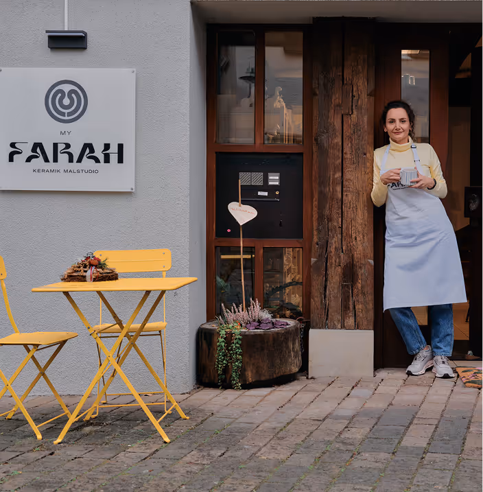 Die Inhaberin Mais vor dem MyFarah Keramik Malstudio in Sindelfingen