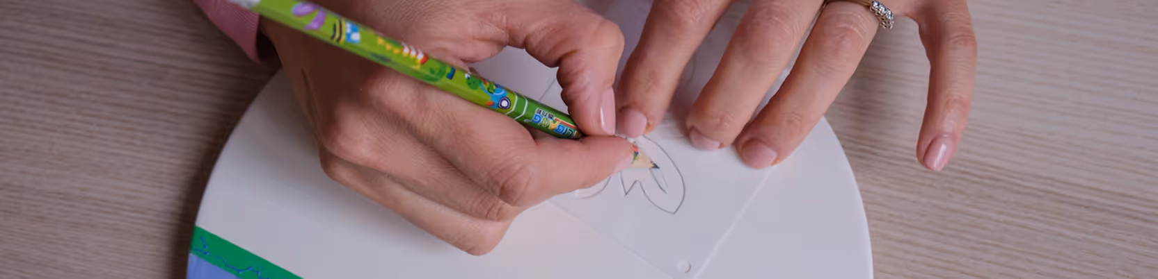 Vorzeichnen mit Bleistift in der Keramik Malerei