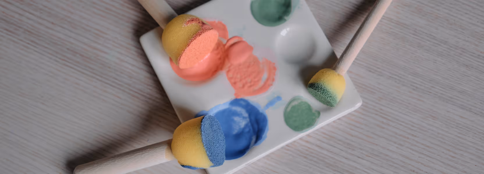 Schwämme und Farbe für die Tupfen Technik bei der Keramik Malerei