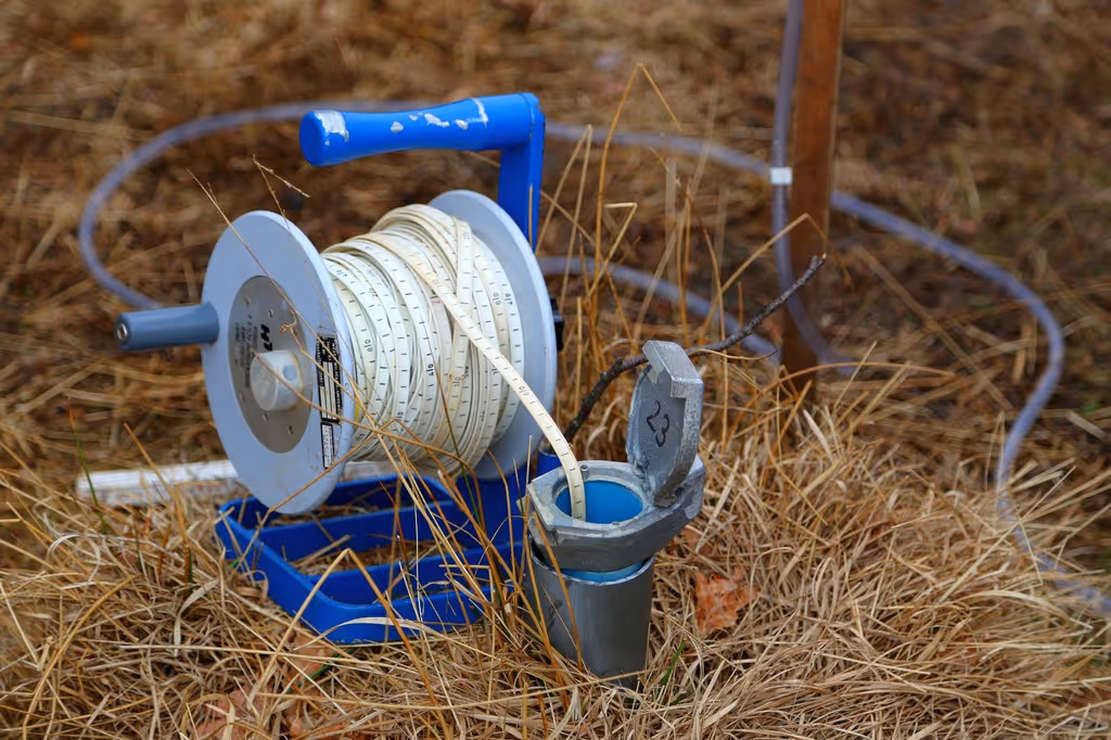 Grundwassermessstelle mit Lichtlot und Messband im Gelände
