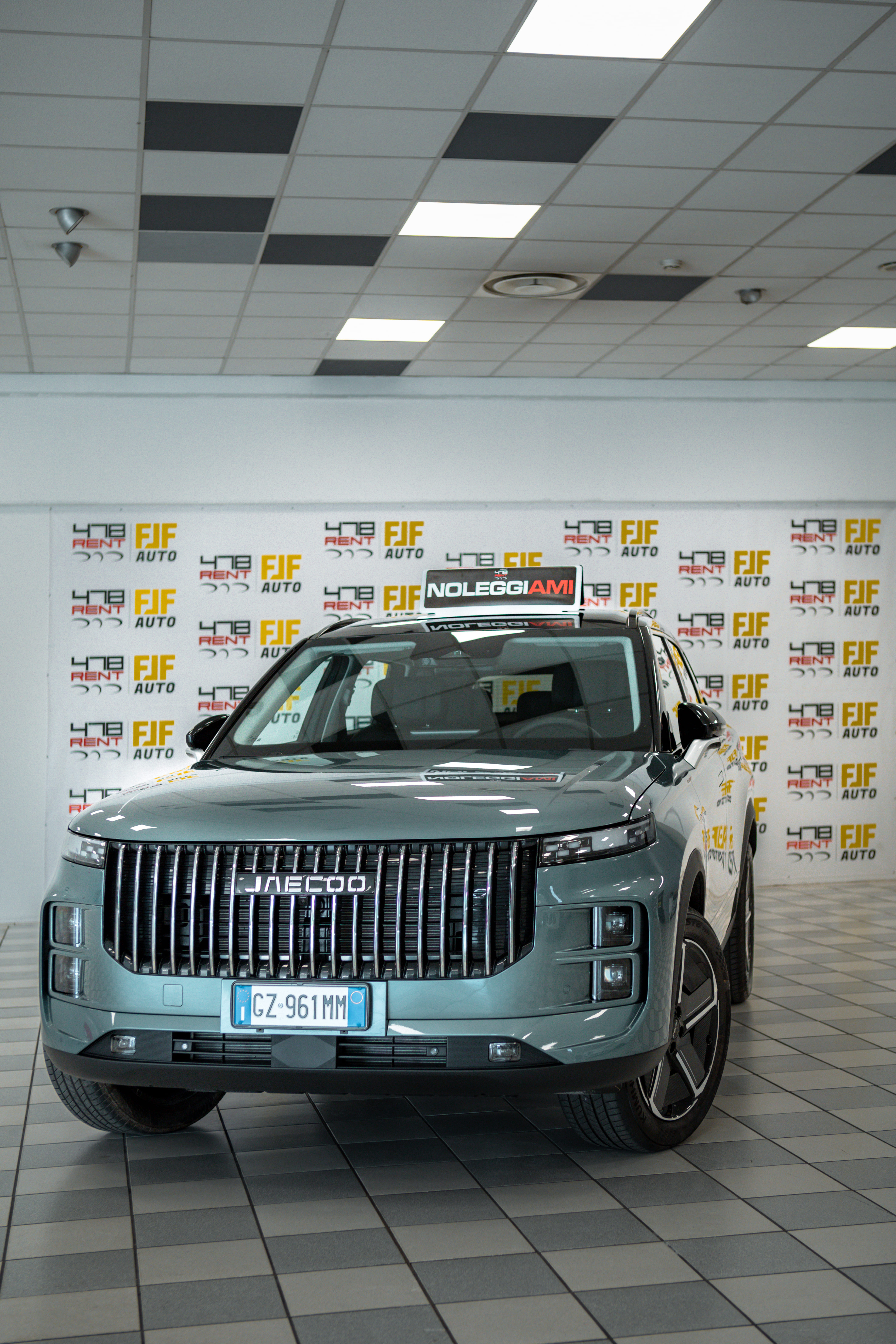 Noleggio Jaecoo verde scuro, SUV compatto dal design moderno, interni confortevoli e tecnologia intuitiva, esperienza di guida raffinata per spostamenti in città e fuoriporta.