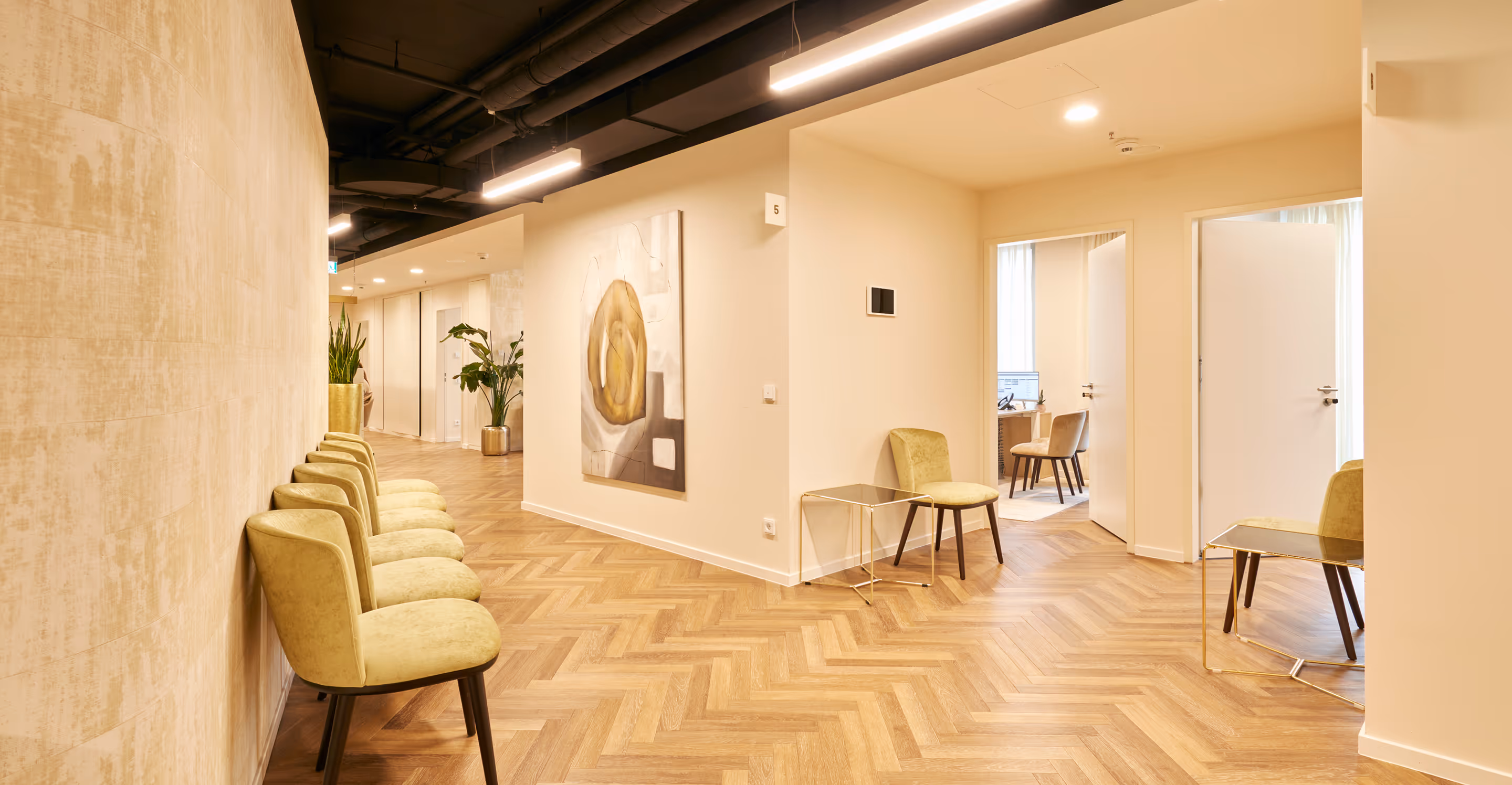 Hochwertige Flure und Wartebereich bei Magna Med