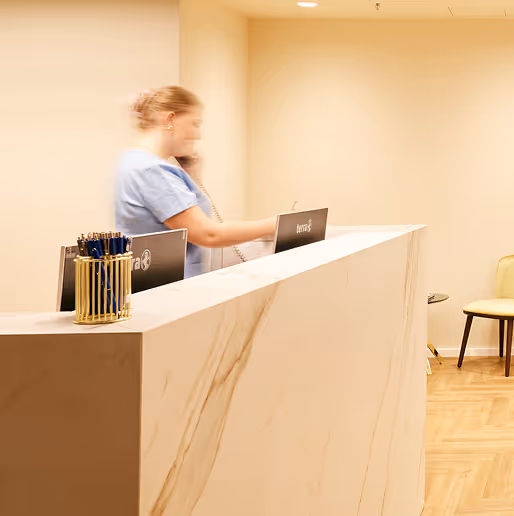 Frau nimmt Termine entgegen bei Magna Med