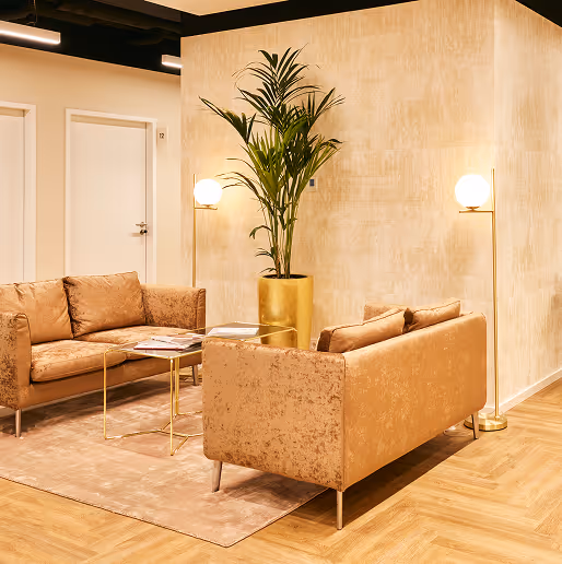 Wartebereich mit edler Einrichtung von Magna Med