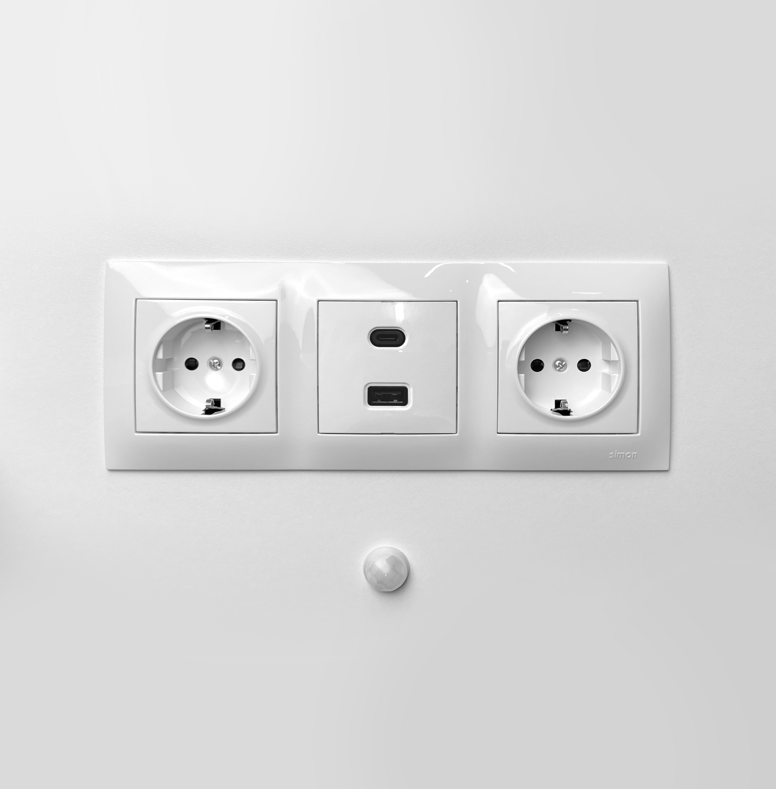 Zbliżenie na panel z gniazdkami elektrycznymi w budce Poddie