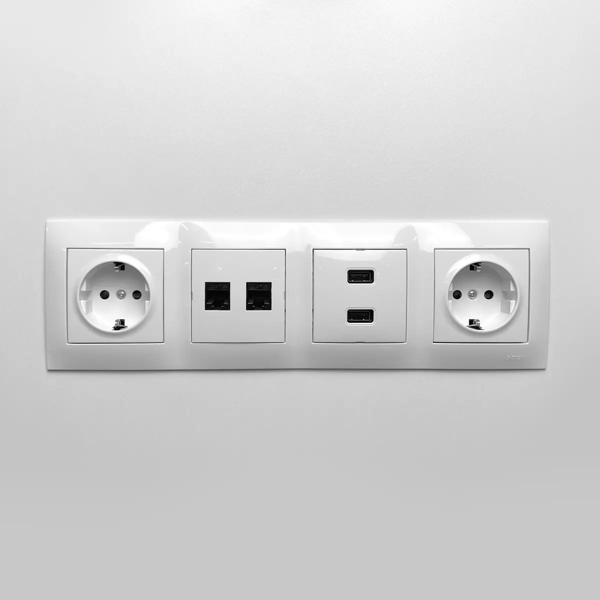 Zbliżenie na panel z gniazdkami elektrycznymi w budce Poddie