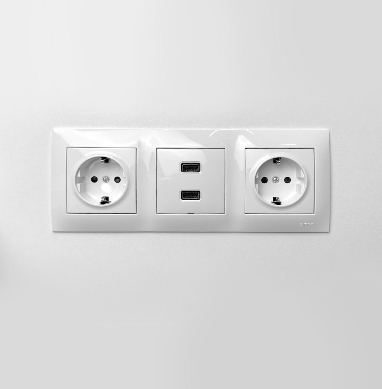 Zbliżenie na panel z gniazdkami elektrycznymi w budce Poddie