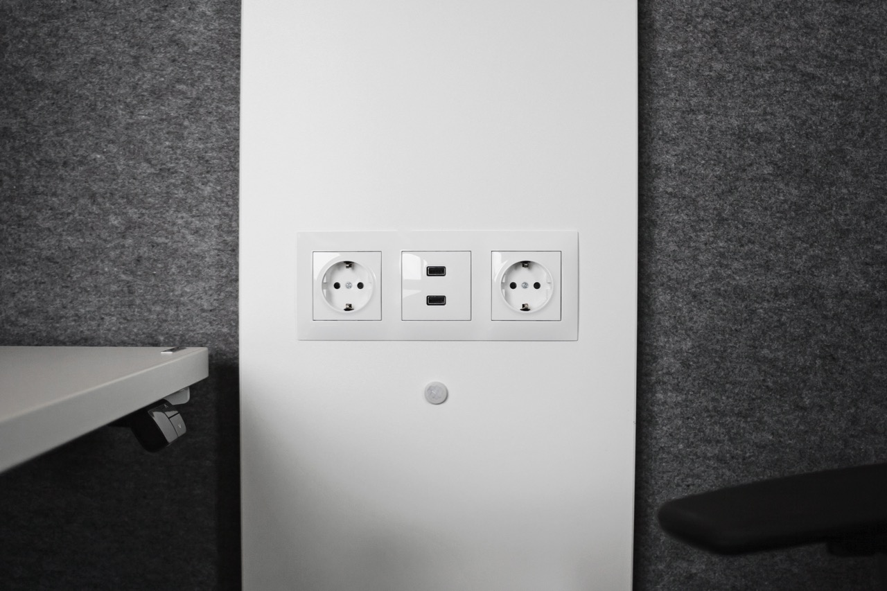 Zbliżenie na panel ze złączami w budce Poddie