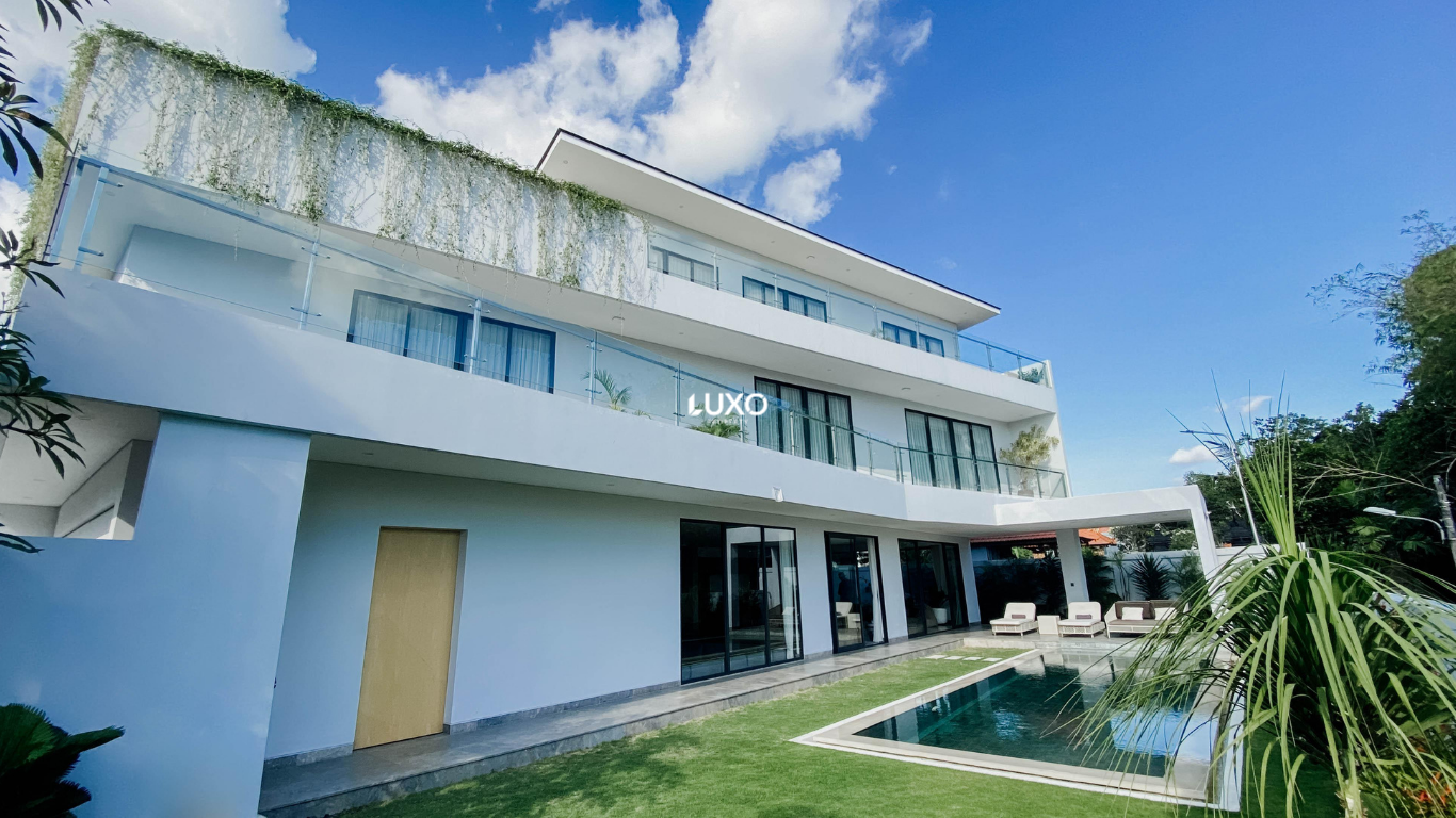 Modern 4-Bedroom Villa with Serene Ricefield View in Pererenan