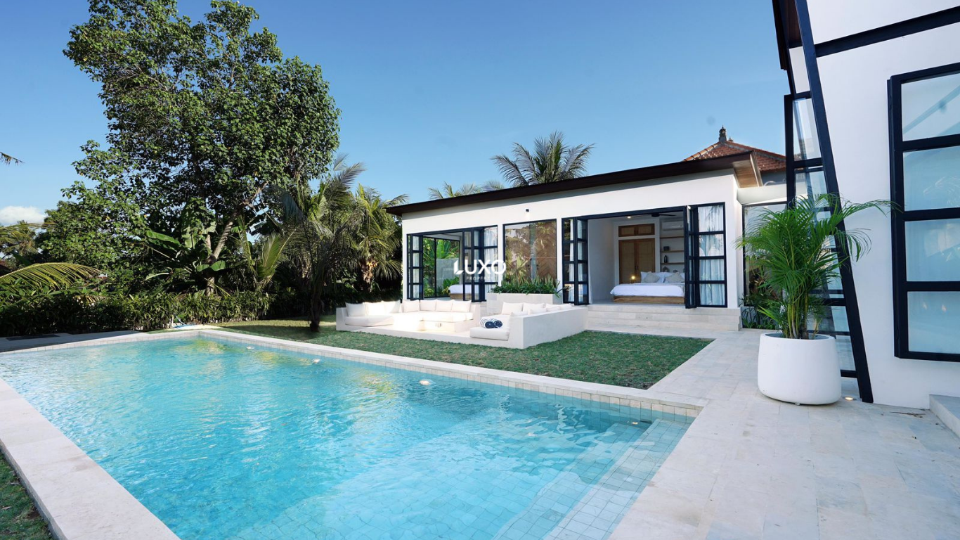 Modern 3-Bedroom Villa with Spacious Garden & Private Pool in Kaba-Kaba