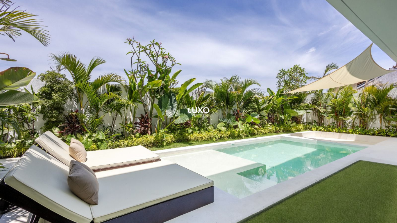 Luxury 3-Bedroom Villa with Rooftop Jacuzzi, Steps from Seseh Beach