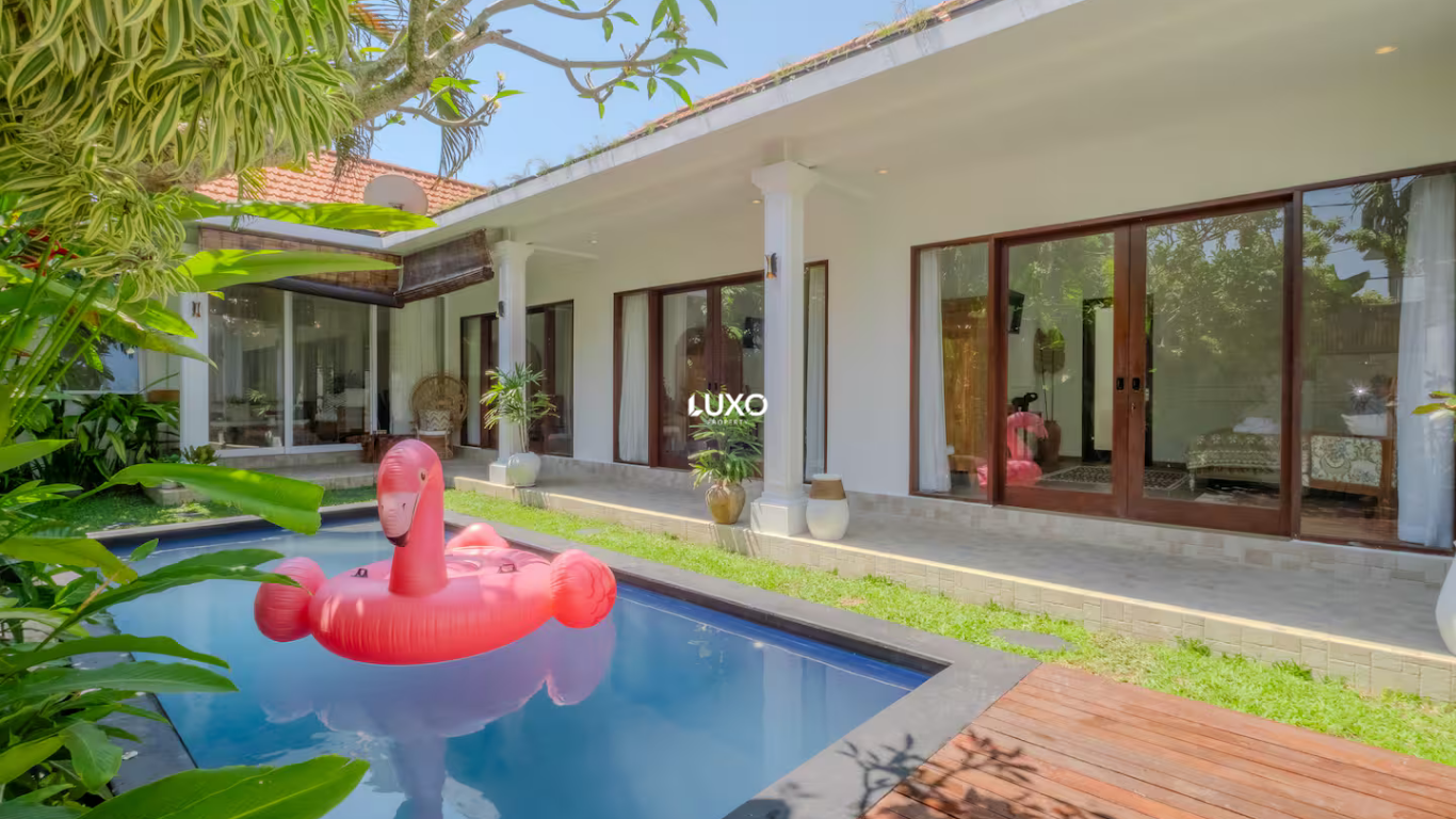 Charming 3-Bedroom Balinese Villa in the Heart of Batu Bolong, Canggu