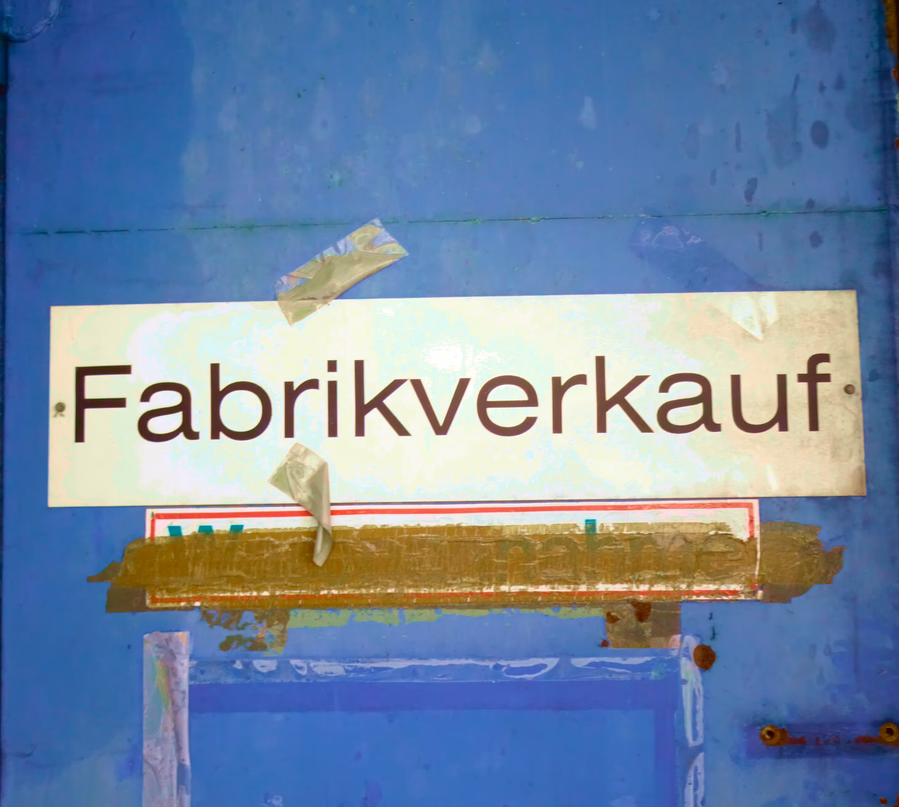 Ein Schild mit der Aufschrift "Fabrikverkauf".