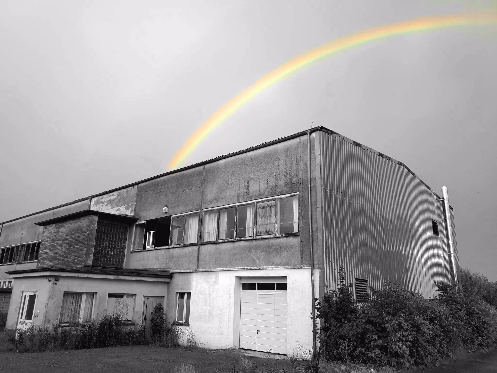 Betriebshalle der ImmoZ eG mit Regenbogen