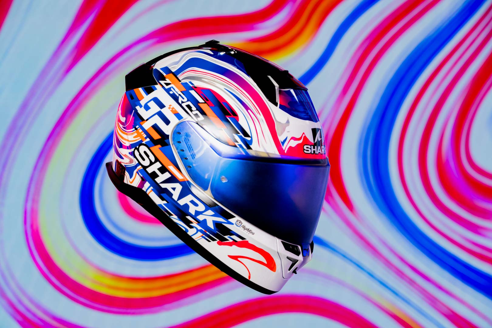 shark-back-to-track-video-motion-design-casque-moto-agence-banana